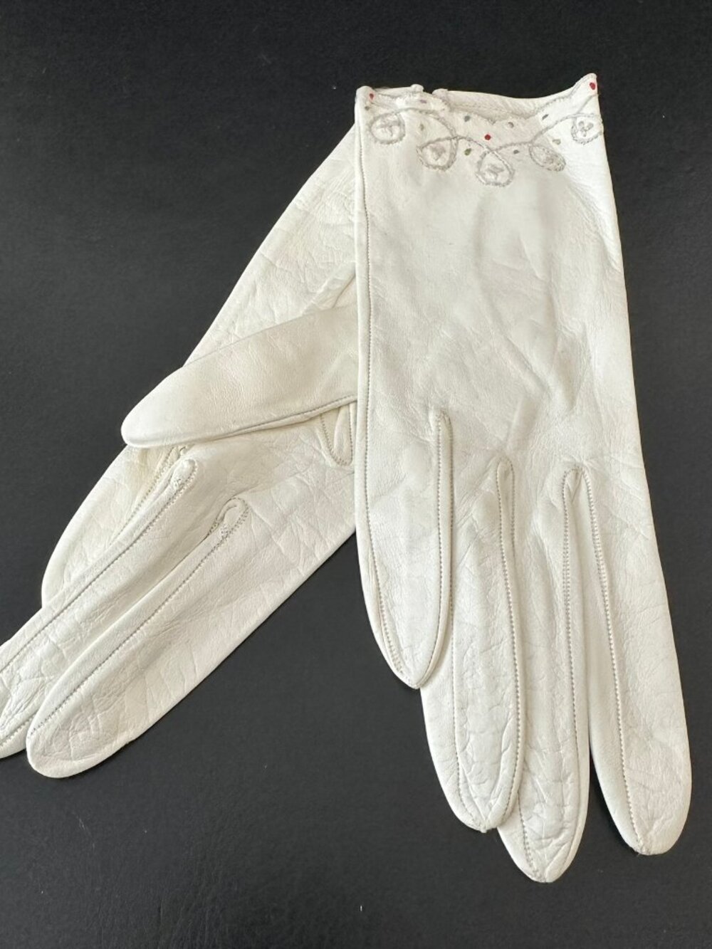 🧤✨ Vintage White Leather Gloves with Embroidered Detail – Mid Century Elegance